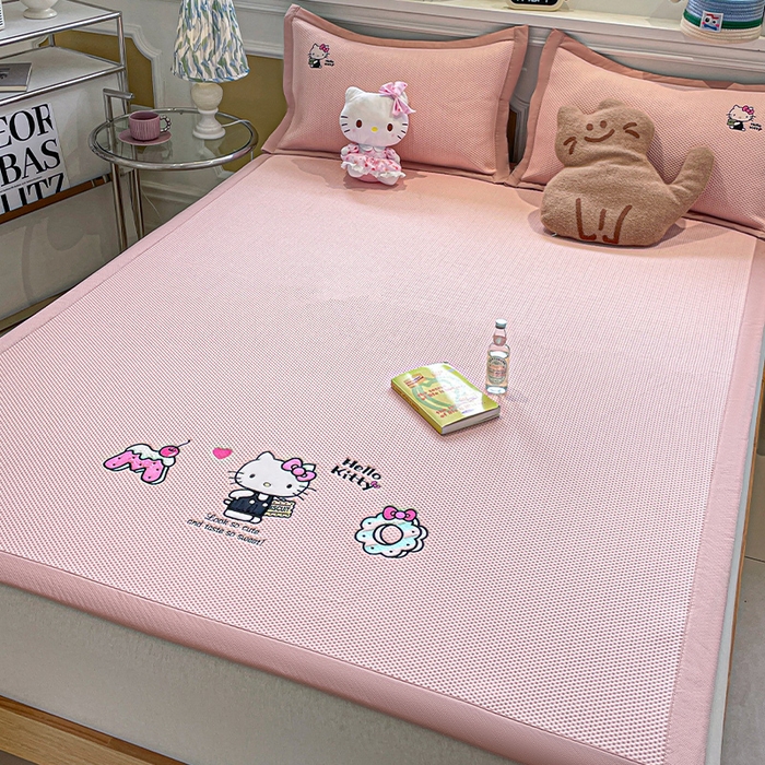 91家纺网 家纺一手货源 找家纺 蓝邻家纺 2025年新款PE提花正版三丽鸥刺绣凉席系列-场景一 魔法凯蒂猫