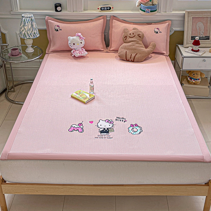 91家纺网 家纺一手货源 找家纺 蓝邻家纺 2025年新款PE提花正版三丽鸥刺绣凉席系列-场景一 魔法凯蒂猫