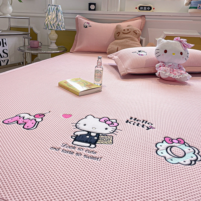 91家纺网 家纺一手货源 找家纺 蓝邻家纺 2025年新款PE提花正版三丽鸥刺绣凉席系列-场景一 魔法凯蒂猫