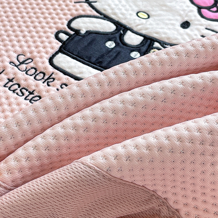 91家纺网 家纺一手货源 找家纺 蓝邻家纺 2025年新款PE提花正版三丽鸥刺绣凉席系列-场景一 魔法凯蒂猫