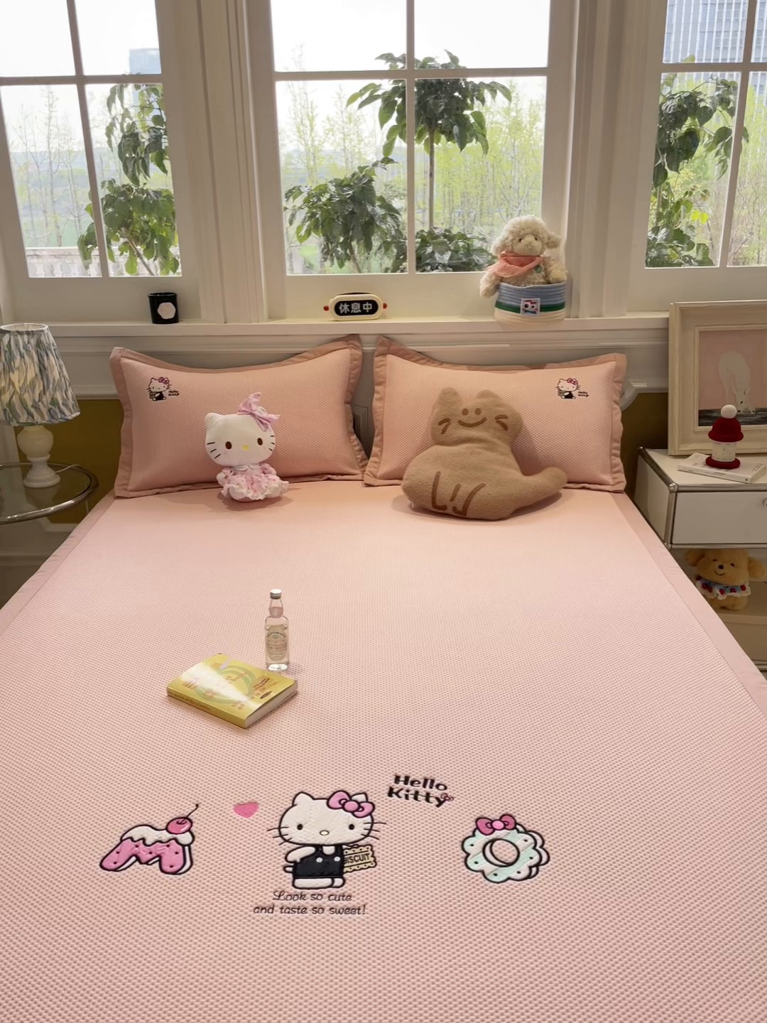 91家纺网 家纺一手货源 找家纺 蓝邻家纺 2025年新款PE提花正版三丽鸥刺绣凉席系列-场景一 魔法凯蒂猫