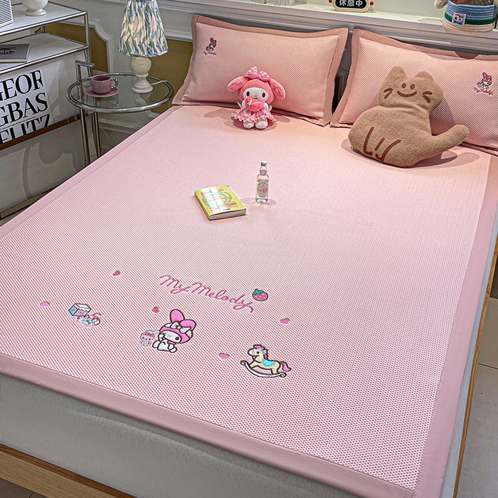 91家纺网 家纺一手货源 找家纺 蓝邻家纺 2025年新款PE提花正版三丽鸥刺绣凉席系列-场景一 木马美乐蒂