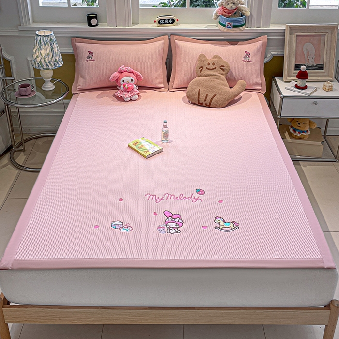 91家纺网 家纺一手货源 找家纺 蓝邻家纺 2025年新款PE提花正版三丽鸥刺绣凉席系列-场景一 木马美乐蒂