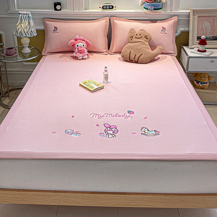 91家纺网 家纺一手货源 找家纺 蓝邻家纺 2025年新款PE提花正版三丽鸥刺绣凉席系列-场景一 木马美乐蒂