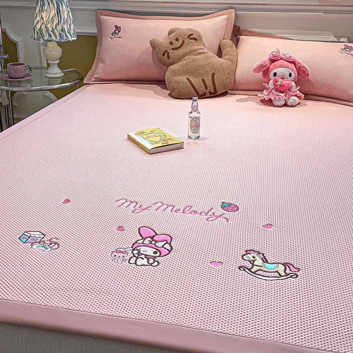 91家纺网 家纺一手货源 找家纺 蓝邻家纺 2025年新款PE提花正版三丽鸥刺绣凉席系列-场景一 木马美乐蒂