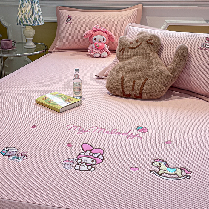 91家纺网 家纺一手货源 找家纺 蓝邻家纺 2025年新款PE提花正版三丽鸥刺绣凉席系列-场景一 木马美乐蒂