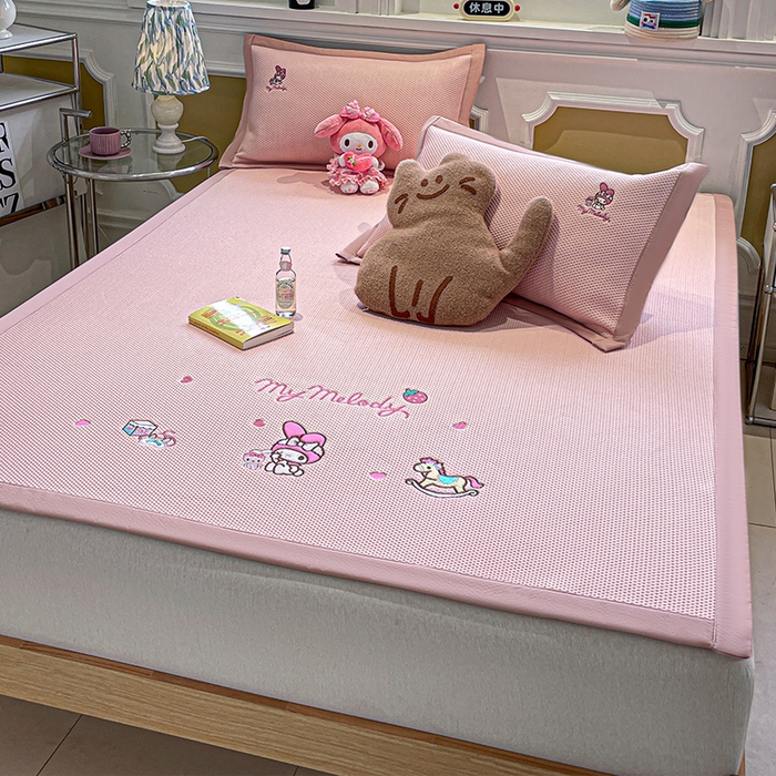 91家纺网 家纺一手货源 找家纺 蓝邻家纺 2025年新款PE提花正版三丽鸥刺绣凉席系列-场景一 木马美乐蒂