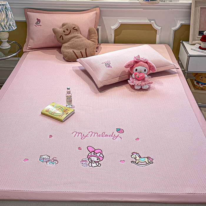 91家纺网 家纺一手货源 找家纺 蓝邻家纺 2025年新款PE提花正版三丽鸥刺绣凉席系列-场景一 木马美乐蒂