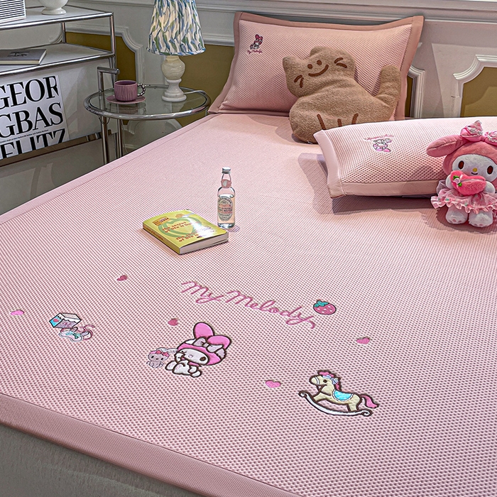 91家纺网 家纺一手货源 找家纺 蓝邻家纺 2025年新款PE提花正版三丽鸥刺绣凉席系列-场景一 木马美乐蒂