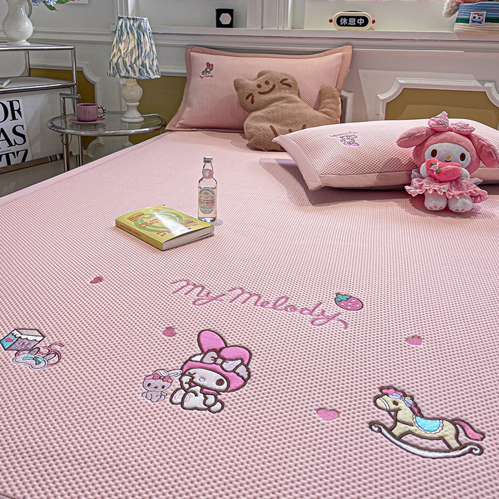 91家纺网 家纺一手货源 找家纺 蓝邻家纺 2025年新款PE提花正版三丽鸥刺绣凉席系列-场景一 木马美乐蒂