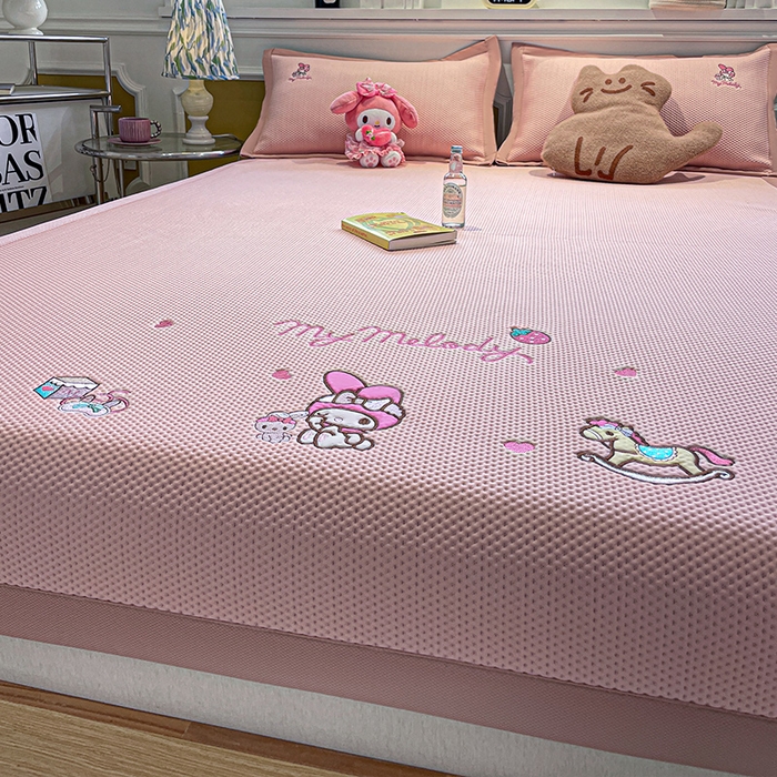 91家纺网 家纺一手货源 找家纺 蓝邻家纺 2025年新款PE提花正版三丽鸥刺绣凉席系列-场景一 木马美乐蒂