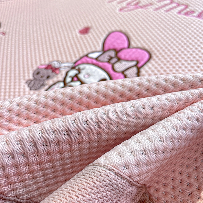 91家纺网 家纺一手货源 找家纺 蓝邻家纺 2025年新款PE提花正版三丽鸥刺绣凉席系列-场景一 木马美乐蒂