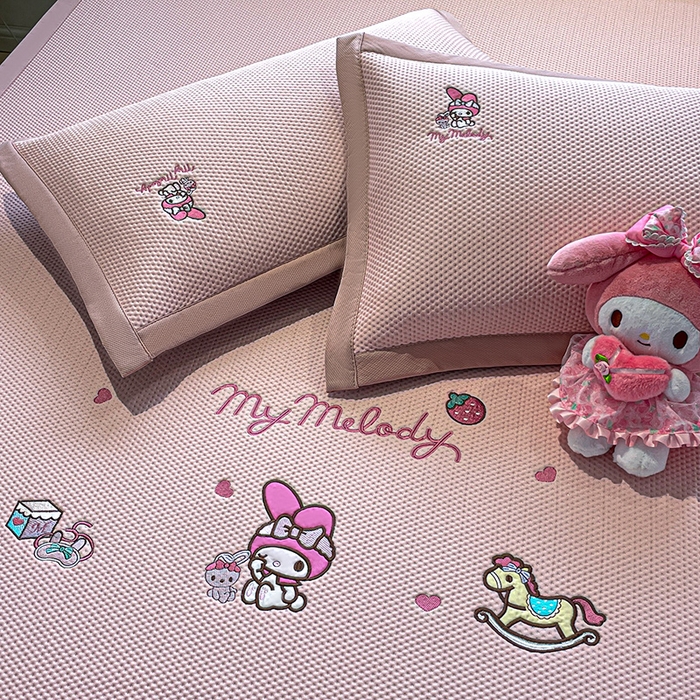 91家纺网 家纺一手货源 找家纺 蓝邻家纺 2025年新款PE提花正版三丽鸥刺绣凉席系列-场景一 木马美乐蒂