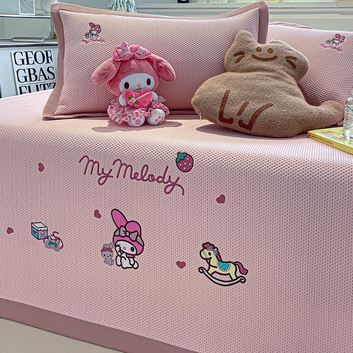 91家纺网 家纺一手货源 找家纺 蓝邻家纺 2025年新款PE提花正版三丽鸥刺绣凉席系列-场景一 木马美乐蒂