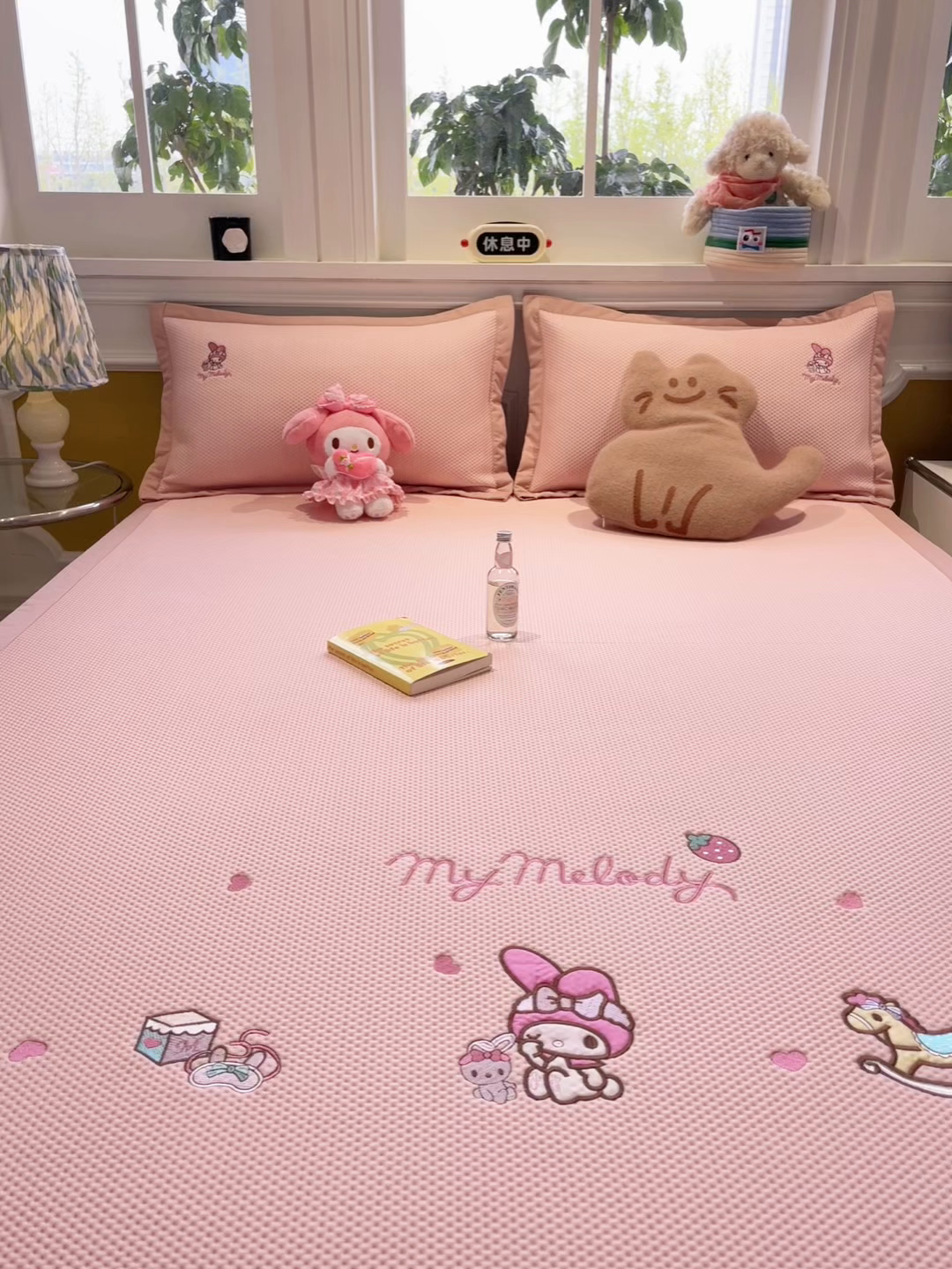 91家纺网 家纺一手货源 找家纺 蓝邻家纺 2025年新款PE提花正版三丽鸥刺绣凉席系列-场景一 木马美乐蒂