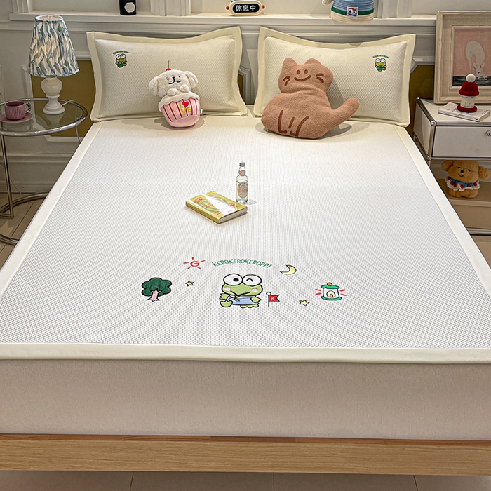 91家纺网 家纺一手货源 找家纺 蓝邻家纺 2025年新款PE提花正版三丽鸥刺绣凉席系列-场景一 三眼仔