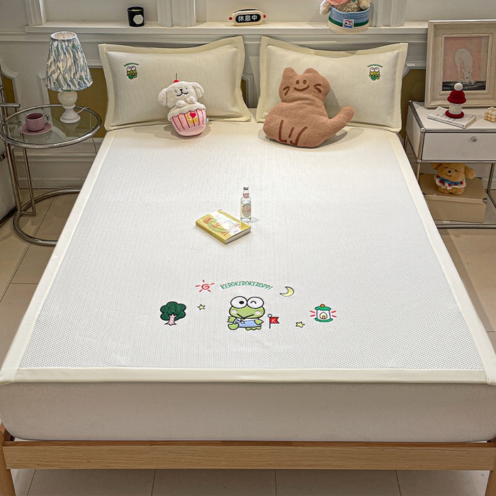 91家纺网 家纺一手货源 找家纺 蓝邻家纺 2025年新款PE提花正版三丽鸥刺绣凉席系列-场景一 三眼仔