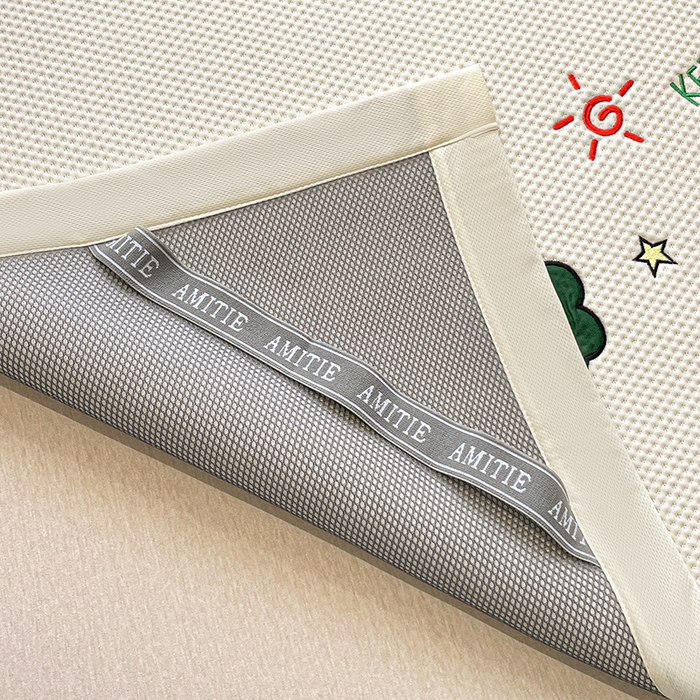 91家纺网 家纺一手货源 找家纺 蓝邻家纺 2025年新款PE提花正版三丽鸥刺绣凉席系列-场景一 三眼仔