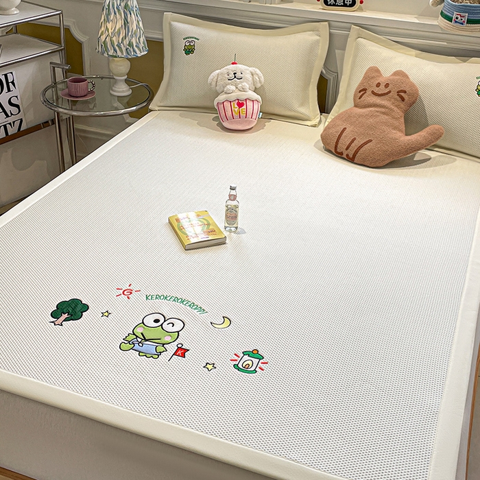 91家纺网 家纺一手货源 找家纺 蓝邻家纺 2025年新款PE提花正版三丽鸥刺绣凉席系列-场景一 三眼仔