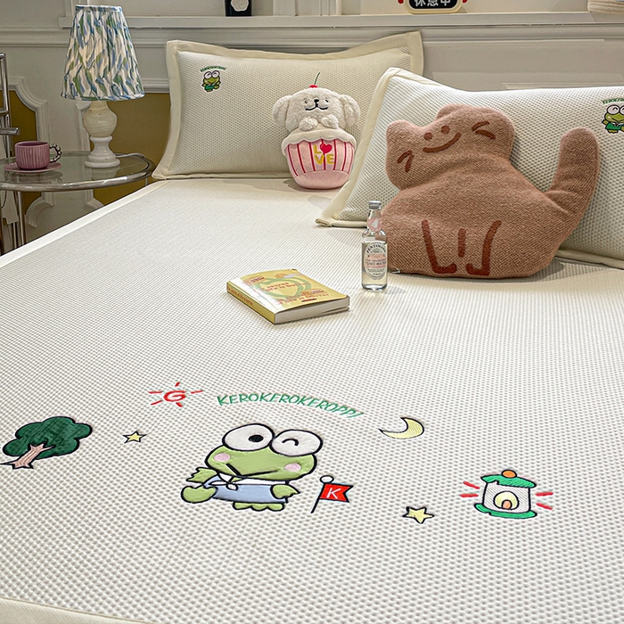 91家纺网 家纺一手货源 找家纺 蓝邻家纺 2025年新款PE提花正版三丽鸥刺绣凉席系列-场景一 三眼仔