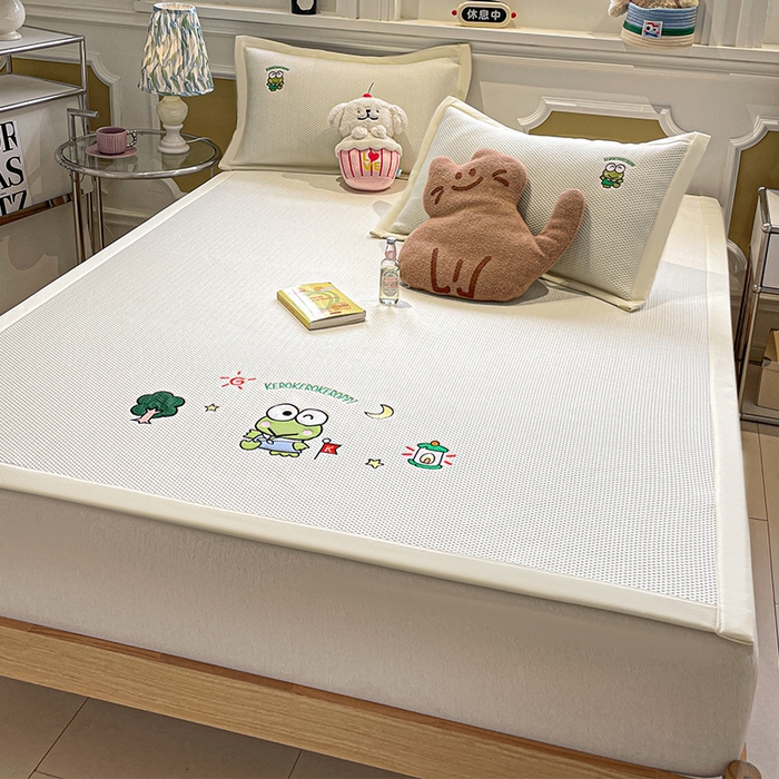 91家纺网 家纺一手货源 找家纺 蓝邻家纺 2025年新款PE提花正版三丽鸥刺绣凉席系列-场景一 三眼仔