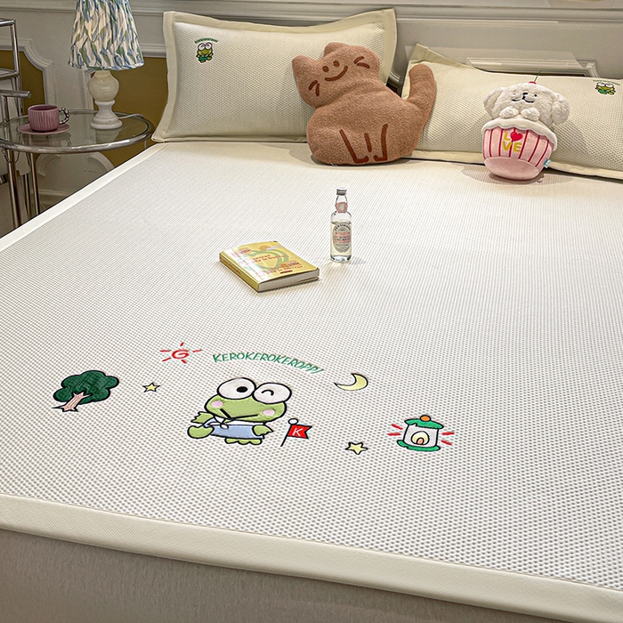 91家纺网 家纺一手货源 找家纺 蓝邻家纺 2025年新款PE提花正版三丽鸥刺绣凉席系列-场景一 三眼仔