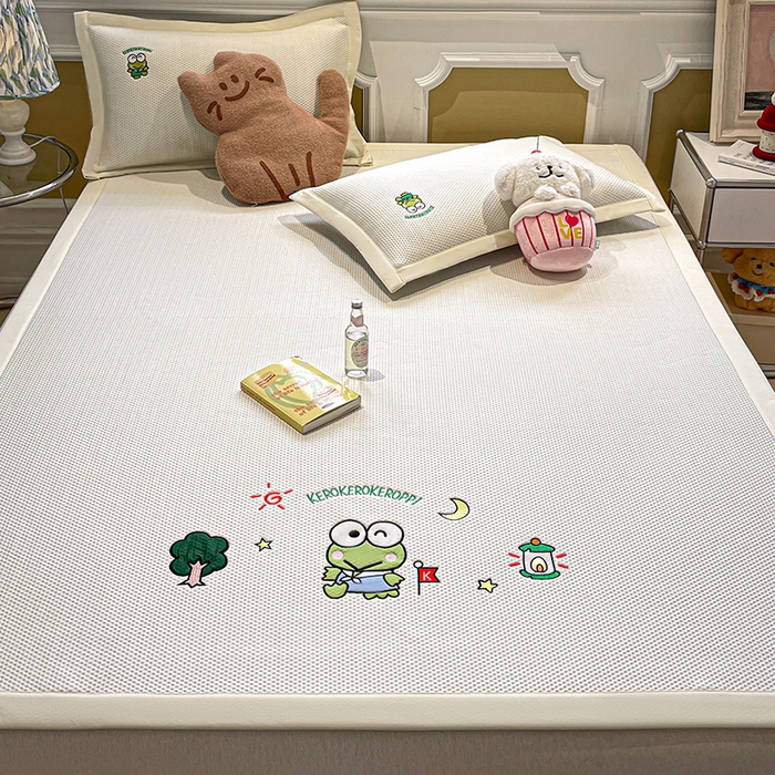 91家纺网 家纺一手货源 找家纺 蓝邻家纺 2025年新款PE提花正版三丽鸥刺绣凉席系列-场景一 三眼仔