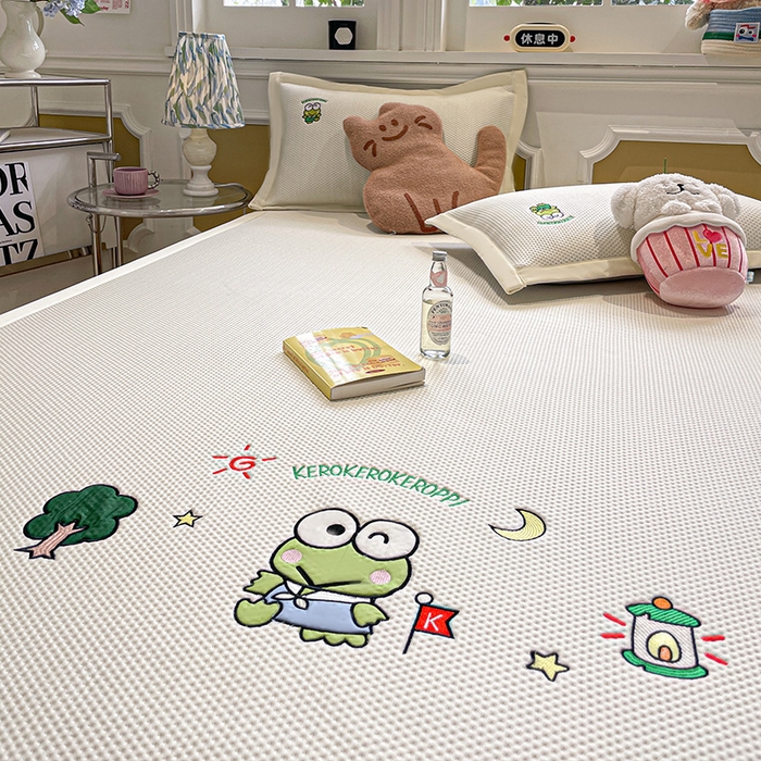 91家纺网 家纺一手货源 找家纺 蓝邻家纺 2025年新款PE提花正版三丽鸥刺绣凉席系列-场景一 三眼仔