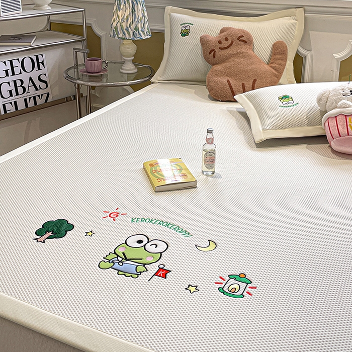 91家纺网 家纺一手货源 找家纺 蓝邻家纺 2025年新款PE提花正版三丽鸥刺绣凉席系列-场景一 三眼仔