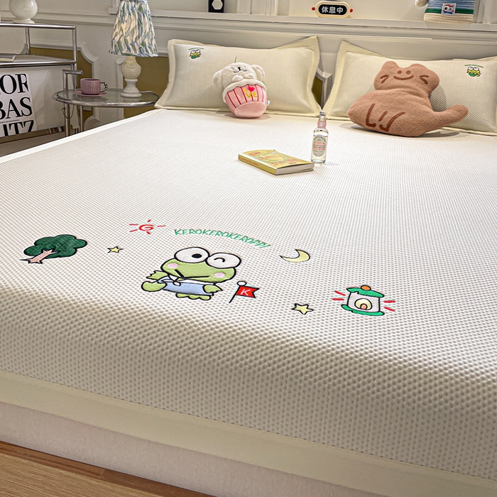 91家纺网 家纺一手货源 找家纺 蓝邻家纺 2025年新款PE提花正版三丽鸥刺绣凉席系列-场景一 三眼仔