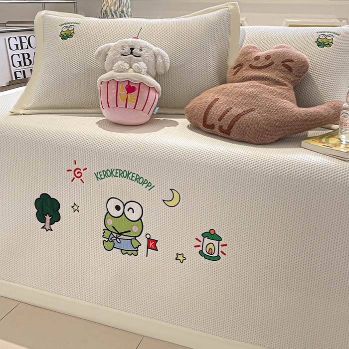 91家纺网 家纺一手货源 找家纺 蓝邻家纺 2025年新款PE提花正版三丽鸥刺绣凉席系列-场景一 三眼仔