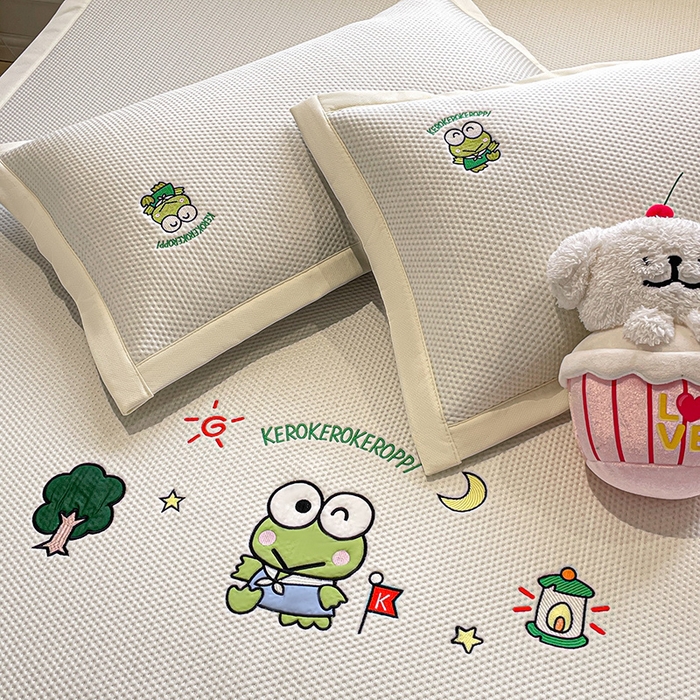 91家纺网 家纺一手货源 找家纺 蓝邻家纺 2025年新款PE提花正版三丽鸥刺绣凉席系列-场景一 三眼仔