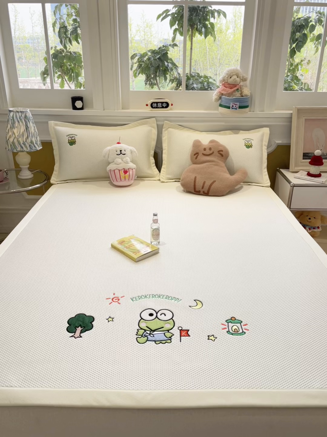 91家纺网 家纺一手货源 找家纺 蓝邻家纺 2025年新款PE提花正版三丽鸥刺绣凉席系列-场景一 三眼仔