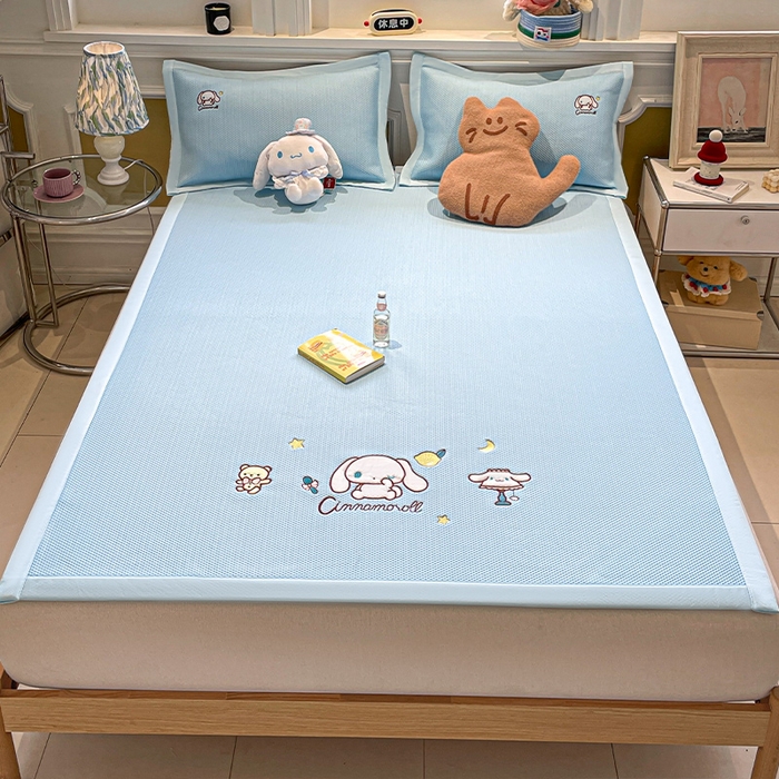 91家纺网 家纺一手货源 找家纺 蓝邻家纺 2025年新款PE提花正版三丽鸥刺绣凉席系列-场景一 熊仔玉桂狗