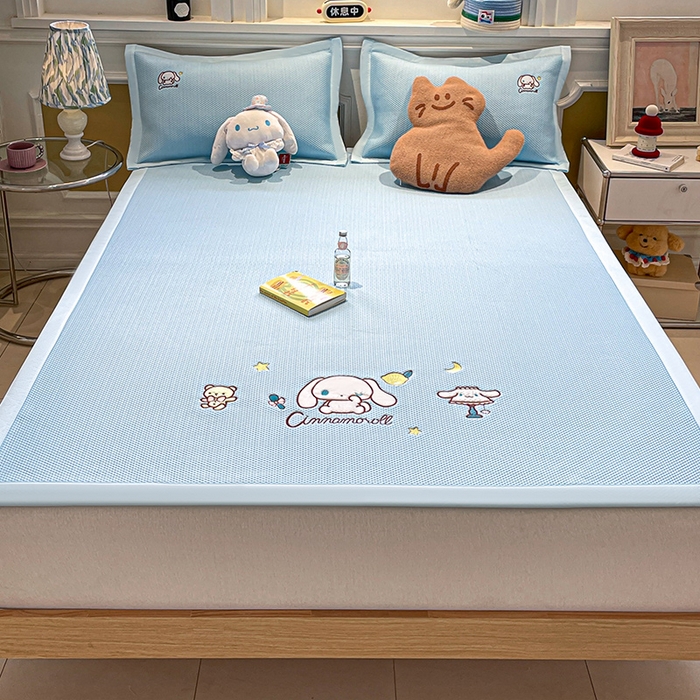 91家纺网 家纺一手货源 找家纺 蓝邻家纺 2025年新款PE提花正版三丽鸥刺绣凉席系列-场景一 熊仔玉桂狗