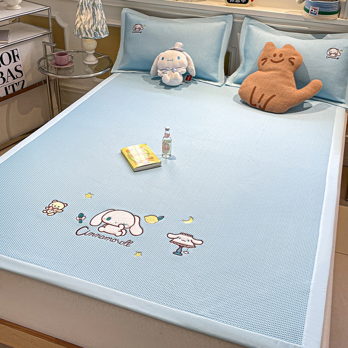 91家纺网 家纺一手货源 找家纺 蓝邻家纺 2025年新款PE提花正版三丽鸥刺绣凉席系列-场景一 熊仔玉桂狗