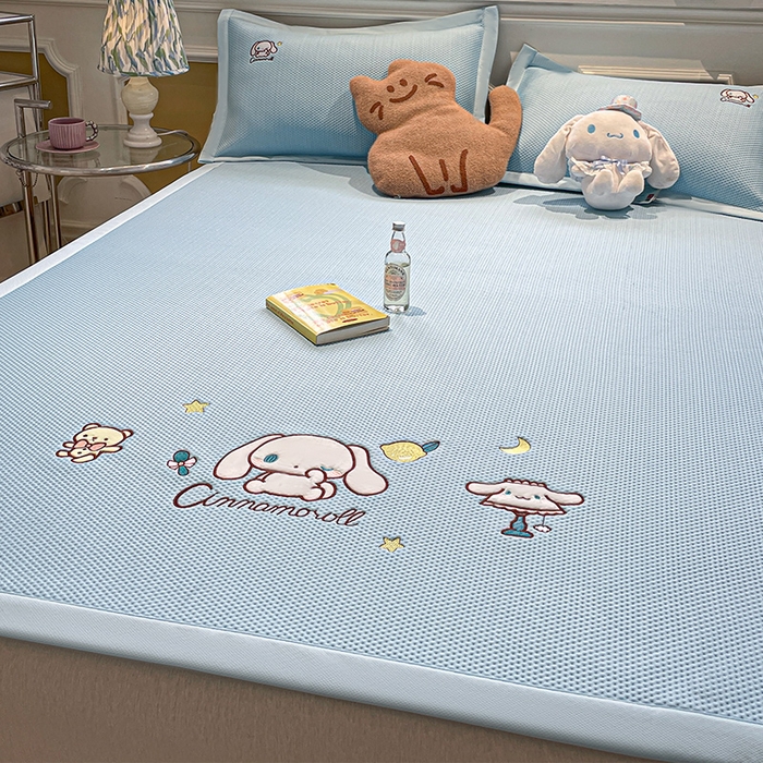 91家纺网 家纺一手货源 找家纺 蓝邻家纺 2025年新款PE提花正版三丽鸥刺绣凉席系列-场景一 熊仔玉桂狗