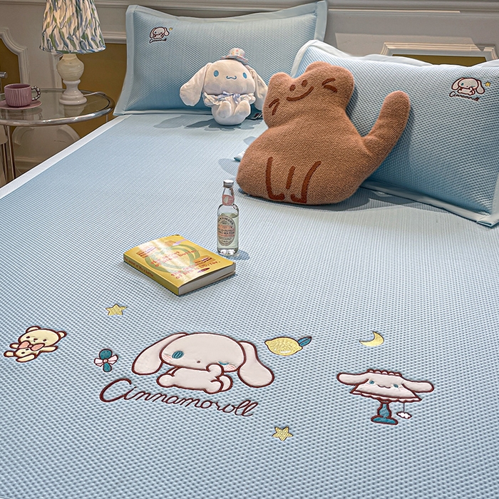 91家纺网 家纺一手货源 找家纺 蓝邻家纺 2025年新款PE提花正版三丽鸥刺绣凉席系列-场景一 熊仔玉桂狗