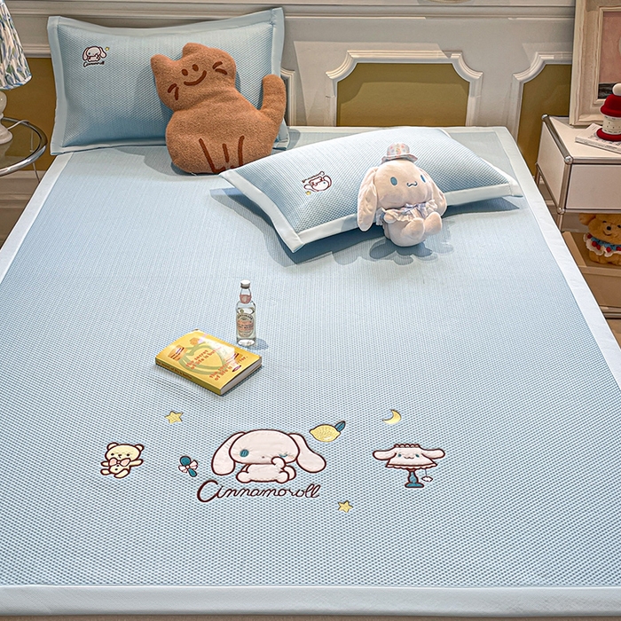 91家纺网 家纺一手货源 找家纺 蓝邻家纺 2025年新款PE提花正版三丽鸥刺绣凉席系列-场景一 熊仔玉桂狗