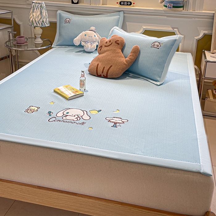 91家纺网 家纺一手货源 找家纺 蓝邻家纺 2025年新款PE提花正版三丽鸥刺绣凉席系列-场景一 熊仔玉桂狗