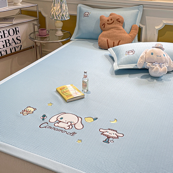 91家纺网 家纺一手货源 找家纺 蓝邻家纺 2025年新款PE提花正版三丽鸥刺绣凉席系列-场景一 熊仔玉桂狗