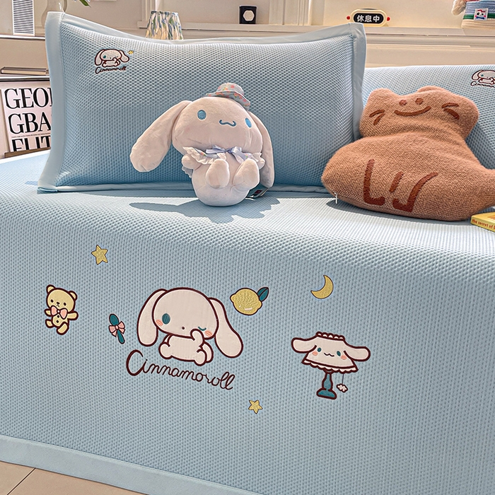 91家纺网 家纺一手货源 找家纺 蓝邻家纺 2025年新款PE提花正版三丽鸥刺绣凉席系列-场景一 熊仔玉桂狗