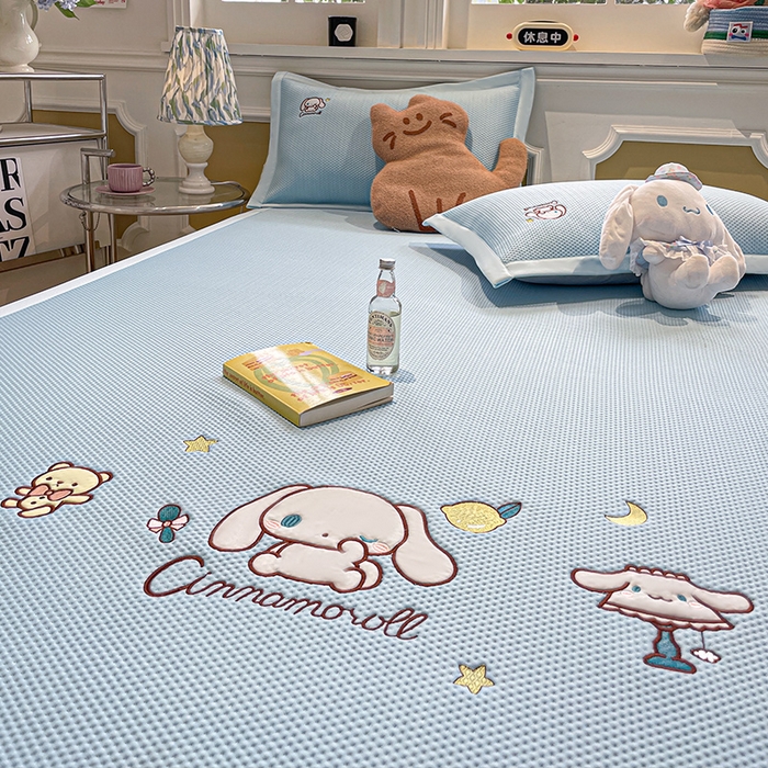 91家纺网 家纺一手货源 找家纺 蓝邻家纺 2025年新款PE提花正版三丽鸥刺绣凉席系列-场景一 熊仔玉桂狗