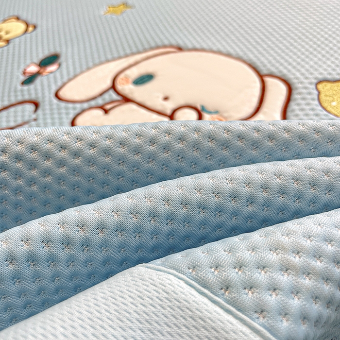 91家纺网 家纺一手货源 找家纺 蓝邻家纺 2025年新款PE提花正版三丽鸥刺绣凉席系列-场景一 熊仔玉桂狗