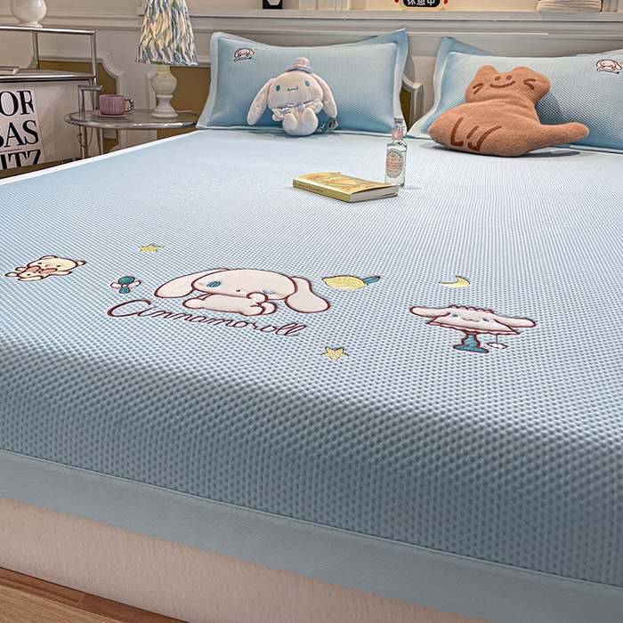 91家纺网 家纺一手货源 找家纺 蓝邻家纺 2025年新款PE提花正版三丽鸥刺绣凉席系列-场景一 熊仔玉桂狗