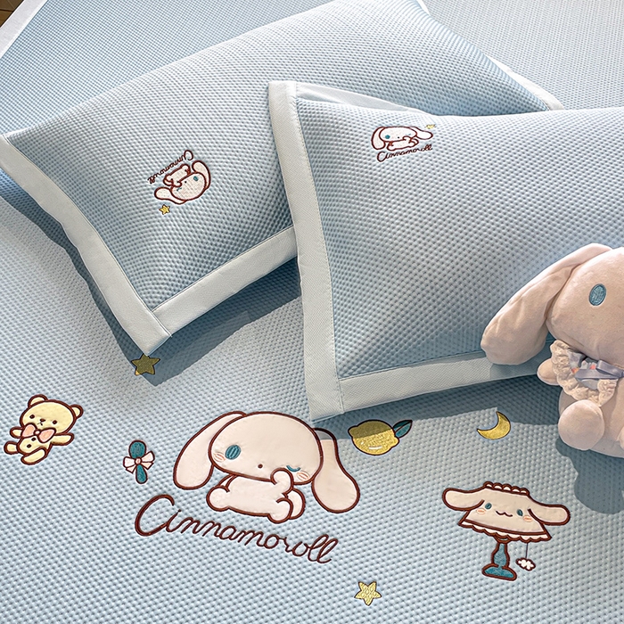 91家纺网 家纺一手货源 找家纺 蓝邻家纺 2025年新款PE提花正版三丽鸥刺绣凉席系列-场景一 熊仔玉桂狗