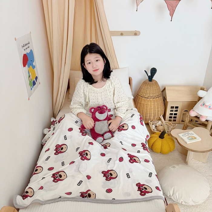 91家纺网 家纺一手货源 找家纺 星期八 2025新款婴儿裸睡级冰丝毯凉感毯 草莓小熊