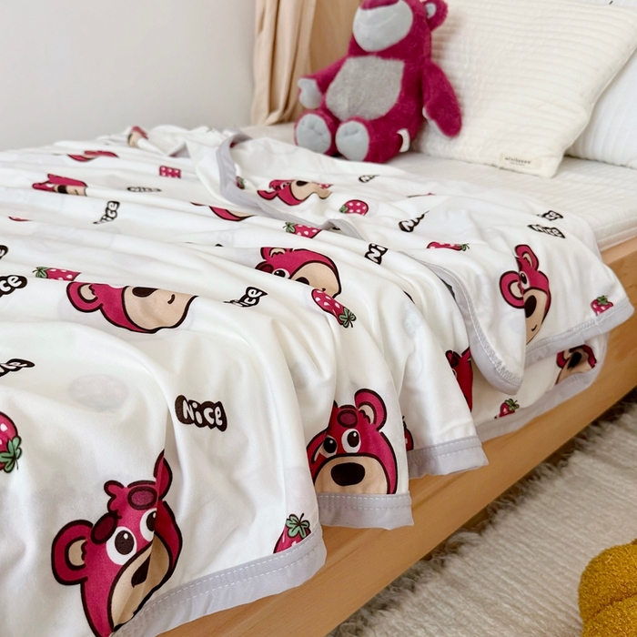 91家纺网 家纺一手货源 找家纺 星期八 2025新款婴儿裸睡级冰丝毯凉感毯 草莓小熊