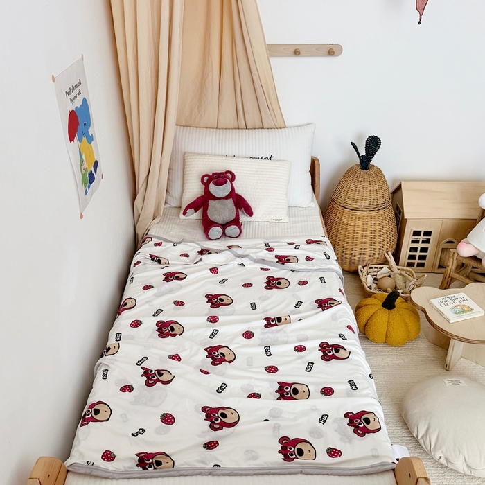 91家纺网 家纺一手货源 找家纺 星期八 2025新款婴儿裸睡级冰丝毯凉感毯 草莓小熊