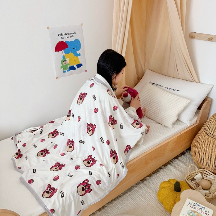 91家纺网 家纺一手货源 找家纺 星期八 2025新款婴儿裸睡级冰丝毯凉感毯 草莓小熊